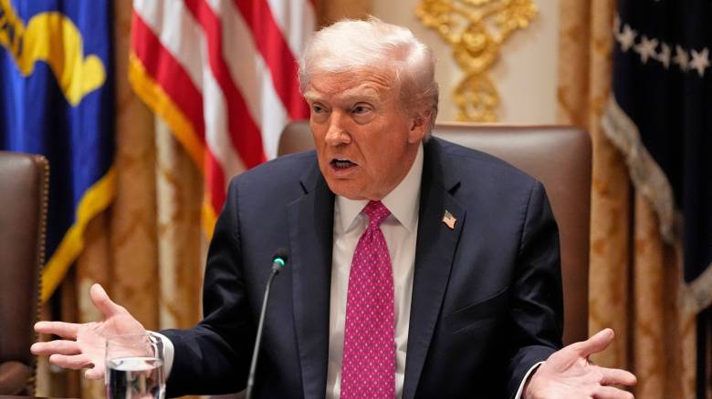 «Καρφιά» Τραμπ: «Ο Έπστάιν ήταν Δημοκρατικός, όχι Ρεπουμπλικανός - Ρωτήστε τον Μπιλ Κλίντον»