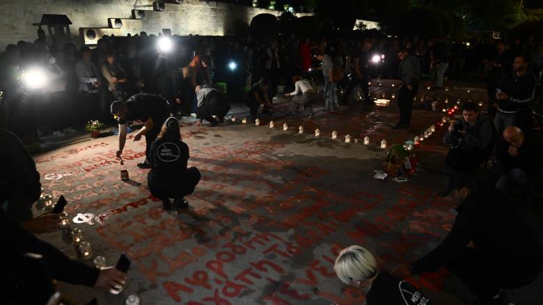 Συγκέντρωση για τον Άγνωστο Στρατιώτη - Συγγενείς θυμάτων έγραψαν ξανά τα ονόματα έξω από τη Βουλή