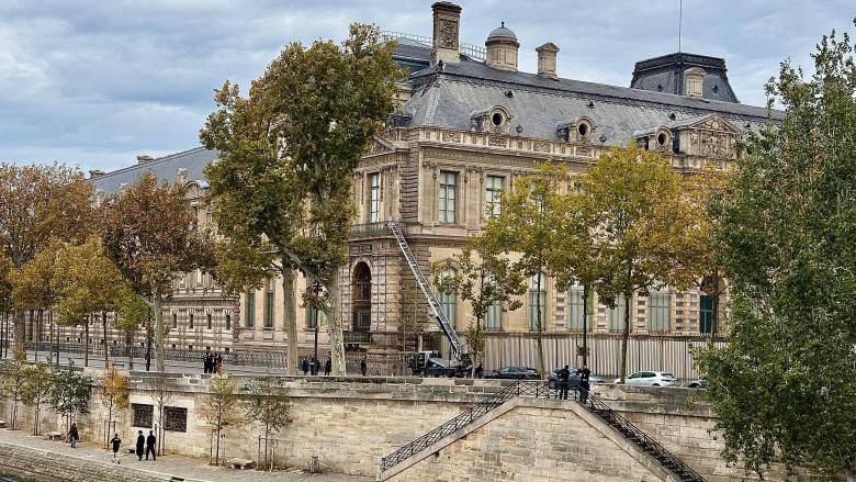 Ληστεία στο Λούβρο: Μέσα σε 7 λεπτά οι δράστες έκλεψαν εννέα κοσμήματα του Ναπολέοντα και διέφυγαν