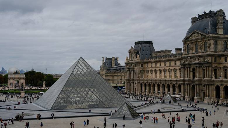 Ληστεία στο Λούβρο: Τέσσερις οι δράστες ντυμένοι εργάτες - Ποια είναι τα κοσμήματα που κλάπηκαν