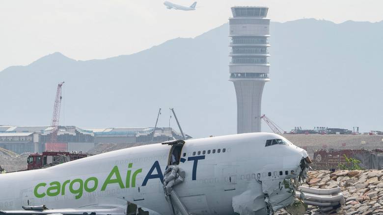 Τραγωδία στο Χονγκ Κονγκ: Αεροσκάφος κατέληξε στη θάλασσα μετά τη προσγείωση - Δύο νεκροί