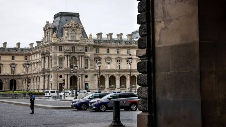 Το Λούβρο διαψεύδει ότι επικοινώνησε με ισραηλινή εταιρεία για την έρευνα των κλοπιμαίων