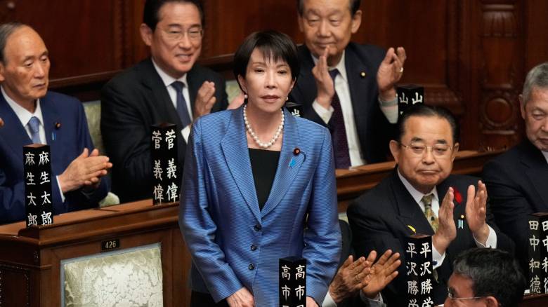 Σανάε Τακαΐτσι: Η πρώτη γυναίκα πρωθυπουργός της Ιαπωνίας που λατρεύει να παίζει ντραμς