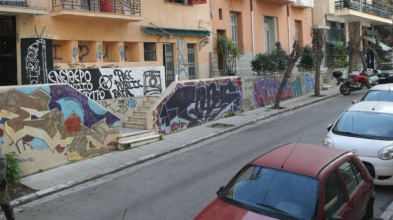 Φορτηγό «φράκαρε» στην Καλλιδρομίου στα Εξάρχεια - Ζημιές σε εννέα οχήματα