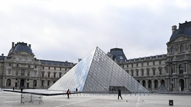 57 διευθυντές μουσείων ενώνουν τη φωνή τους: Δεν είναι μόνο το Λούβρο που υφίσταται επίθεση