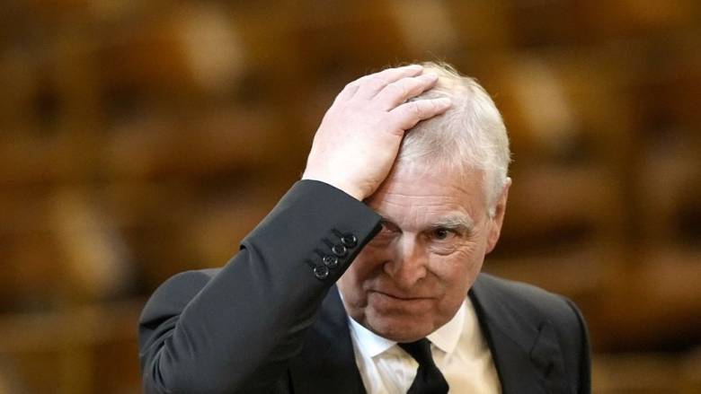 Πιέσεις να αποσυρθεί από τη δημόσια σφαίρα δέχεται ο πρίγκιπας Άντριου μετά τις αποκαλύψεις Τζιουφρέ