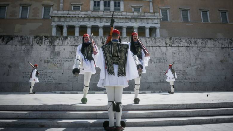 Οι διαχωριστικές γραμμές για το Μνημείο του Αγνώστου Στρατιώτη και το «positioning» Δένδια