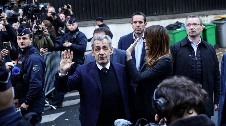 Καρέ καρέ η μετάβαση του Σαρκοζί στην φυλακή - Όσα κατέγραψε ο φακός