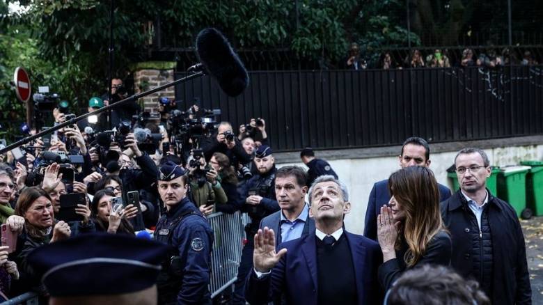 Έφτασε στη φυλακή Λα Σαντέ ο Νικολά Σαρκοζί - Πλήθος κόσμου εκφράζει τη στήριξή του