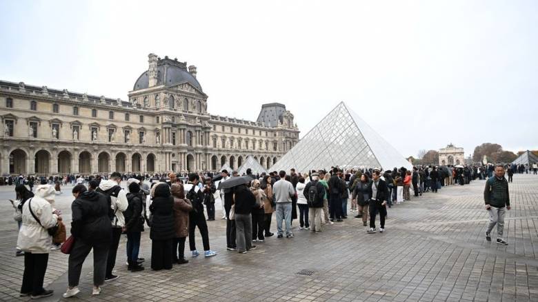 Άνοιξε για το κοινό το Λούβρο - Άφαντοι παραμένουν οι δράστες της ληστείας των βασιλικών κοσμημάτων