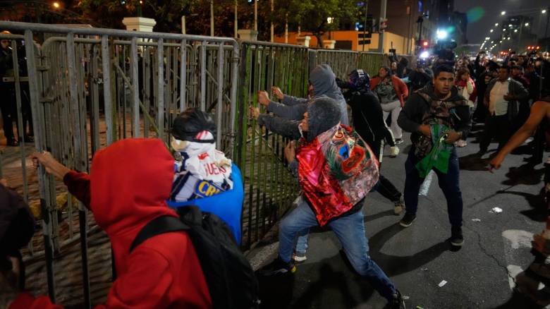 Περού: Ο πρόεδρος Χερί κηρύσσει κατάσταση εκτάκτου ανάγκης στη Λίμα