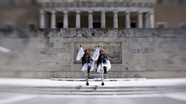 Άγνωστος Στρατιώτης: «Χαρτοπόλεμος» μεταξύ Δένδια και Δούκα - Σε ιδιώτη η ανάθεση της καθαριότητας