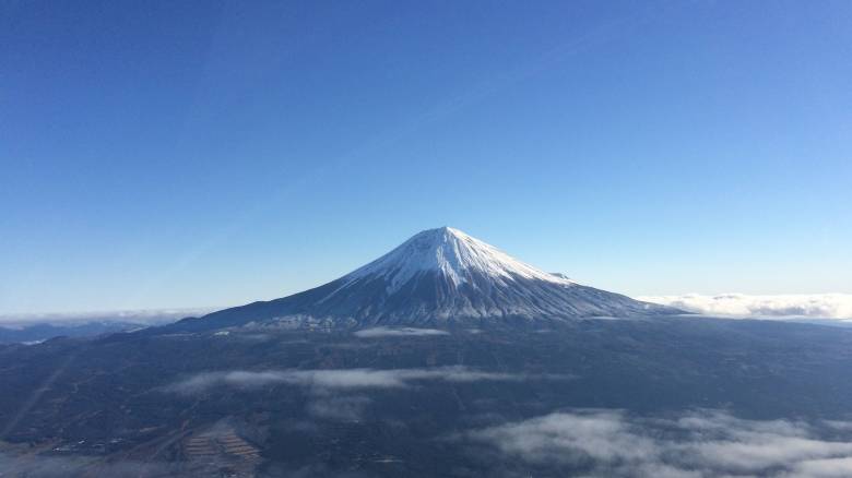Στα «λευκά» το όρος Φούτζι της Ιαπωνίας - Το θερμό καλοκαίρι καθυστέρησε τα πρώτα χιόνια