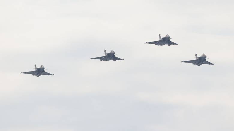 Δοκιμαστικές διελεύσεις αεροσκάφων πάνω απο την Θεσσαλονίκη εν όψει της στρατιωτικής παρέλασης