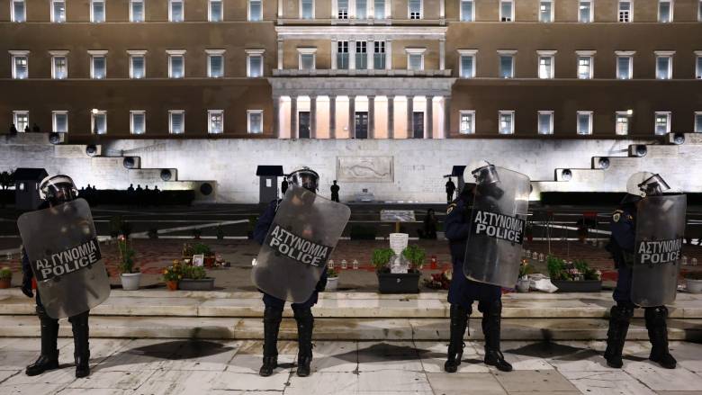 Σε εξέλιξη πορεία στο κέντρο της Αθήνας - Αστυνομικές δυνάμεις στον Άγνωστο Στρατιώτη