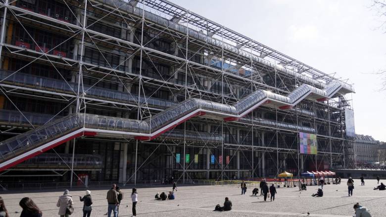 Κέντρο Ποπιντού: Με ένα εντυπωσιακό σόου πυροτεχνημάτων και AI αποχαιρέτησε το κοινό του