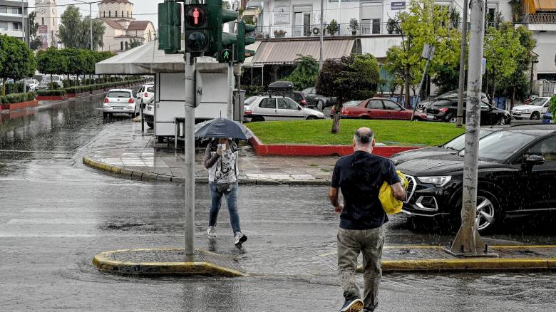 Καιρός 28η Οκτωβρίου: Στα «δύο» η χώρα - Από τη μία βροχές και ψύχρα από την άλλη ηλιοφάνεια