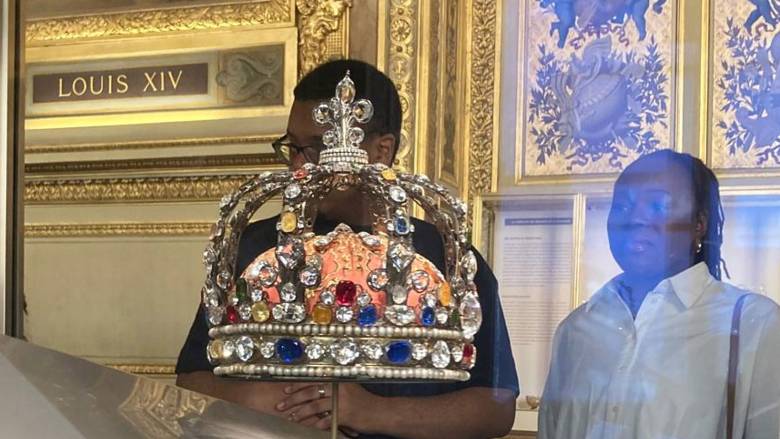 Τα ίχνη που άφησαν οι ληστές του Λούβρου: Από «κόσκινο» 150 δείγματα DNA και δαχτυλικά αποτυπώματα