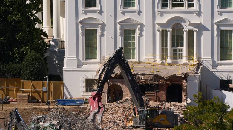 Λευκός Οίκος: Δωρητές για να πληρώσουν το κόστος κατασκευής της αίθουσας χορού ψάχνει ο Τραμπ