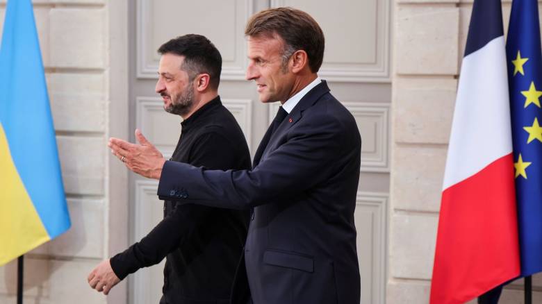 Όπλα μεγάλου βεληνεκούς θέλει ο Ζελένσκι - Aντιαεροπορικούς πυραύλους και Mirage στέλνει ο Μακρόν