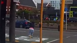 Νέα Ζηλανδία: Ισχυροί άνεμοι παρασύρουν γυναίκα στη μέση του δρόμου - Δείτε το βίντεο