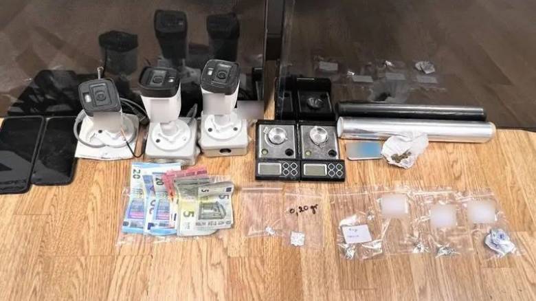 «Χειροπέδες» σε τέσσερα άτομα στην Αγία Βαρβάρα για διακίνηση ναρκωτικών