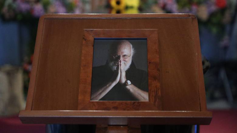 Σε λαϊκό προσκύνημα η σορός του Διονύση Σαββόπουλου - Πλήθος κόσμου στο παρεκκλήσι της Μητρόπολης