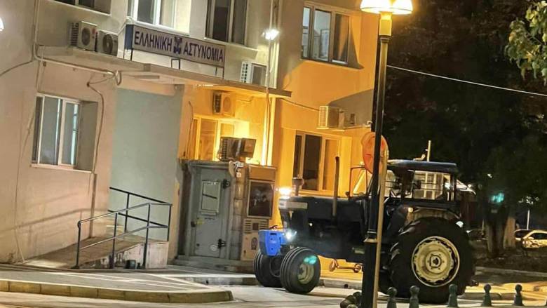 Πτολεμαΐδα: Αγρότης πήγε με τρακτέρ στην αστυνομία να διαμαρτυρηθεί για τον ΟΠΕΚΕΠΕ