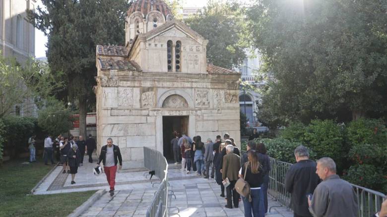 Με λουλούδια και στίχους ο αποχαιρετισμός στο Σαββόπουλο: Όσα κατέγραψε ο φακός του CNN Greece