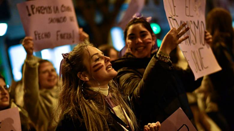 Μαζική πορεία στη Σεβίλλη: 2.300 γυναίκες δεν ενημερώθηκαν εγκαίρως για τα αποτελέσματα μαστογραφίας