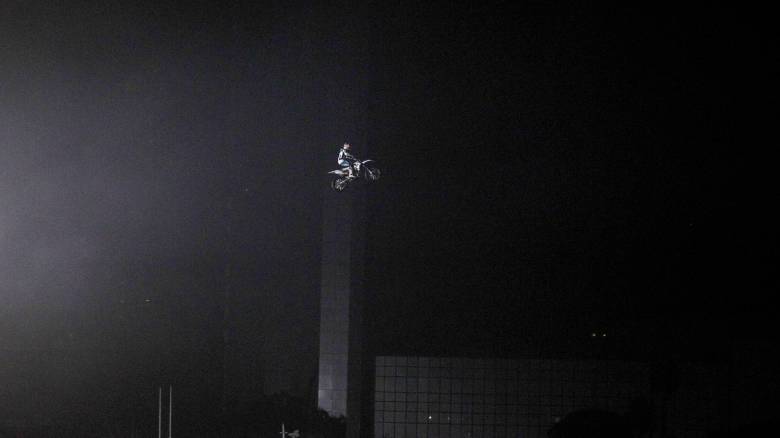 Συγκλονιστικό άλμα από μοτοσικλετιστή στο Νταγκεστάν: Πήδηξε σε γκρεμό έχοντας δεμένo αλεξίπτωτο