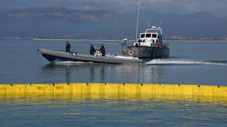 Θαλάσσια ρύπανση στον Πειραιά - Προανάκριση για τον εντοπισμό του υπαιτίου
