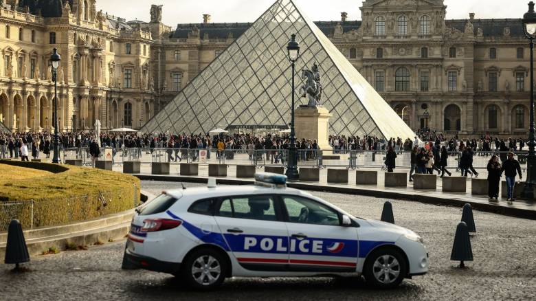 Λούβρο: DNA στον τόπο της ληστείας οδήγησε στις δύο συλλήψεις - Άφαντα τα κοσμήμα