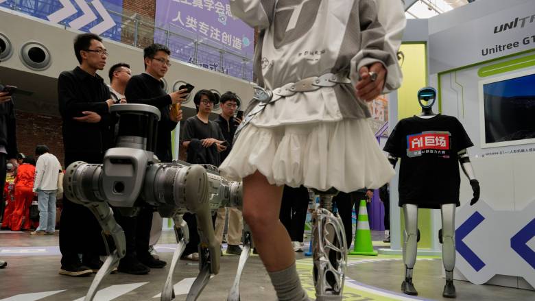 Σκύλοι-ρομπότ και σμήνη drone με ΑΙ: Πώς η Κίνα θέλει να τα χρησιμοποιήσει για πολεμικούς σκοπούς