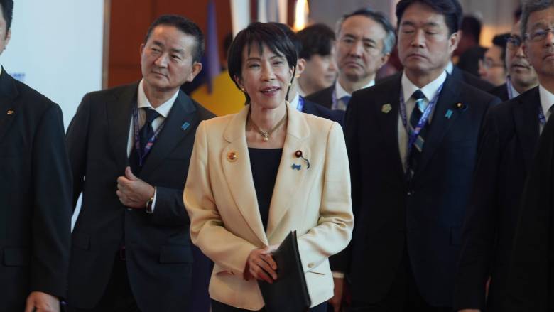 Με μπάλες του γκολφ από φύλλα χρυσού και αμερικανικά ημιφορτηγά υποδέχεται τον Τραμπ η Ιαπωνία