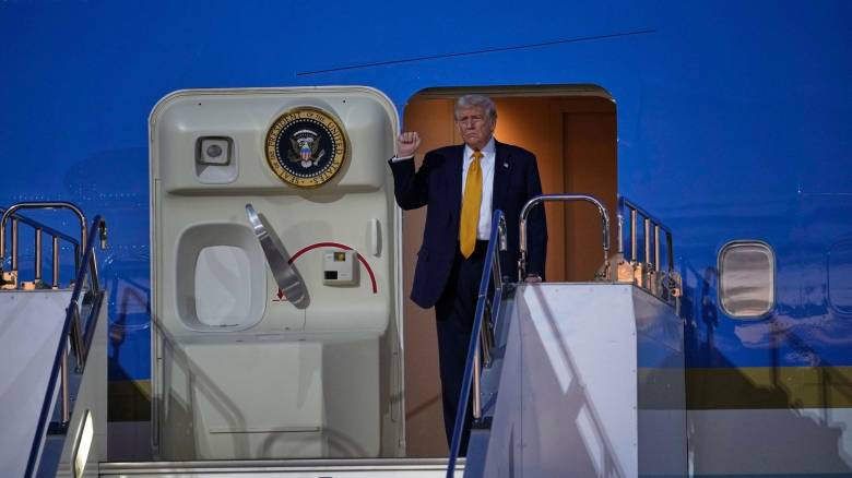 Έφτασε στην Ιαπωνία ο Τραμπ - Δηλώνει πεπεισμένος ότι θα καταλήξει σε εμπορική συμφωνία με την Κίνα