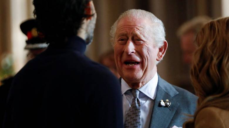 Αμήχανη στιγμή για τον βασιλιά Κάρολο: Διαδηλωτής τον ρώτησε για τον πρίγκιπα Άντριου