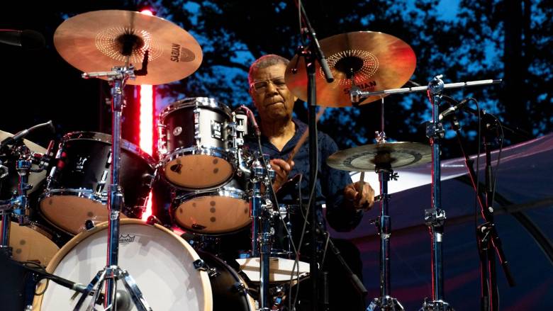 Πέθανε ο εμβληματικός Αμερικανός ντράμερ της τζαζ Τζακ ΝτεΤζονέτ