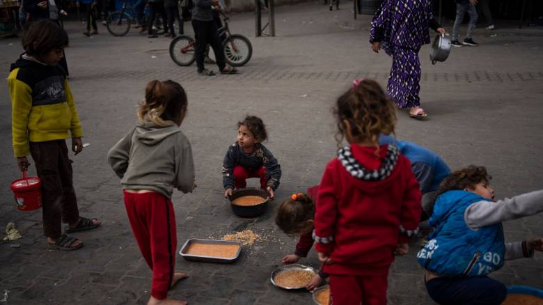 Πάνω από 17.000 παιδιά ορφανά στη Γάζα - Ηλικιωμένο ζευγάρι φροντίζει τα 36 ορφανά εγγόνια του