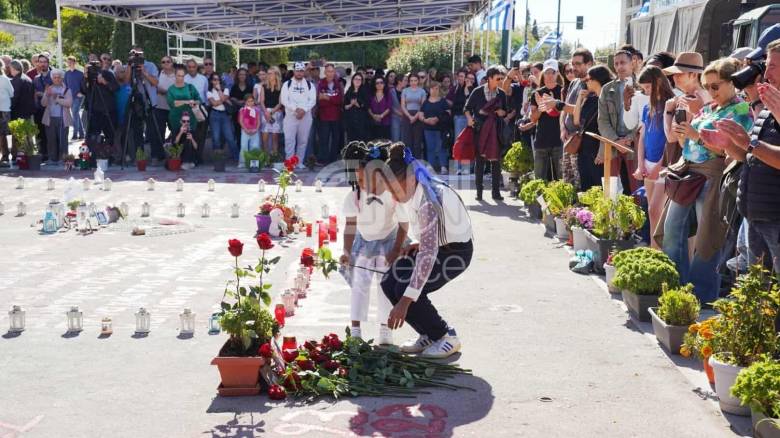 Πολίτες και συγγενείς των θυμάτων των Τεμπών κατέθεσαν λουλούδια στο μνημείο στο Σύνταγμα