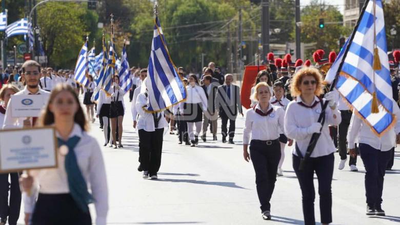 28η Οκτωβρίου: Υπό τους ήχους της φιλαρμονικής η μαθητική παρέλαση στο Σύνταγμα- Βίντεο, φωτογραφίες