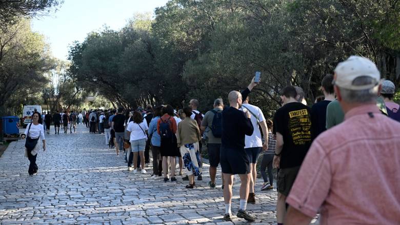 Ουρές επισκεπτών στον αρχαιολογικό χώρο της Ακρόπολης ανήμερα της 28ης Οκτωβρίου