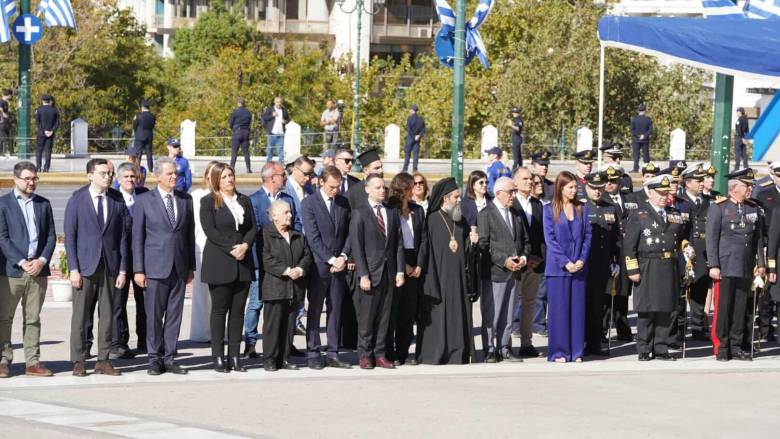 28η Οκτωβρίου: Φωτογραφίες από τις καταθέσεις στεφάνων στο Μνημείο του Αγνώστου Στρατιώτη