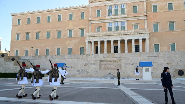 Νέα όψη αποκτά το Μνημείο του Άγνωστου Στρατιώτη: Η άσφαλτος αντικαθίστααι από μάρμαρο