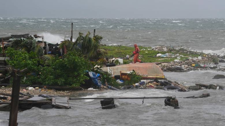 Ο τυφώνας Μελίσσα πλησιάζει την Κούβα με ανέμους 210 χλμ.: Εικόνες και βίντεο βιβλικής καταστροφής