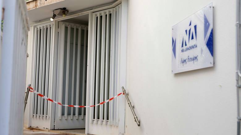 Εμπρηστική επίθεση στο πολιτικό γραφείο του Χάρη Θεοχάρη στον Άγιο Δημήτριο - Καταδικάζει η ΝΔ