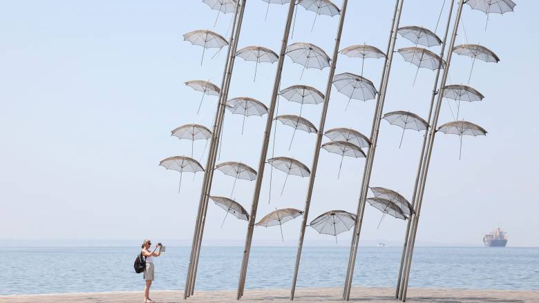 «Ξηλώνονται» για επισκευή οι «Ομπρέλες» του Ζογγολόπουλου στη Θεσσαλονίκη