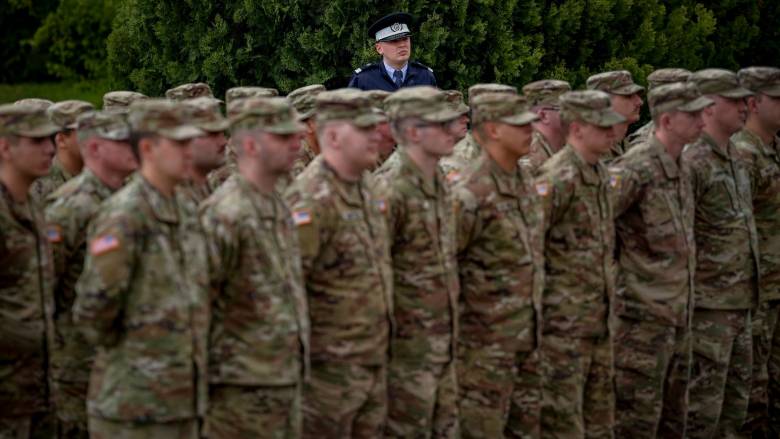 Οι ΗΠΑ θα μειώσουν τη στρατιωτική παρουσία τους στην Ευρώπη - Για «προσαρμογή» κάνει λόγο το ΝΑΤΟ