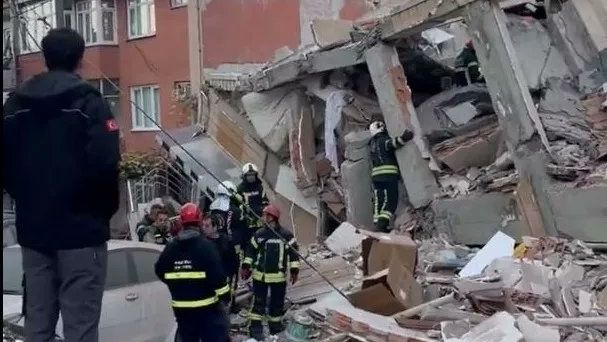 Κατάρρευση κτηρίου στην Κωνσταντινούπολη: Νεκρά ανασύρθηκαν τα δύο μέλη πενταμελούς οικογένειας