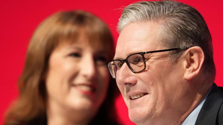 Σε αμηχανία ο Στάρμερ μετά το «λάθος» της υπουργού Οικονομικών για το ενοικιαζόμενο σπίτι